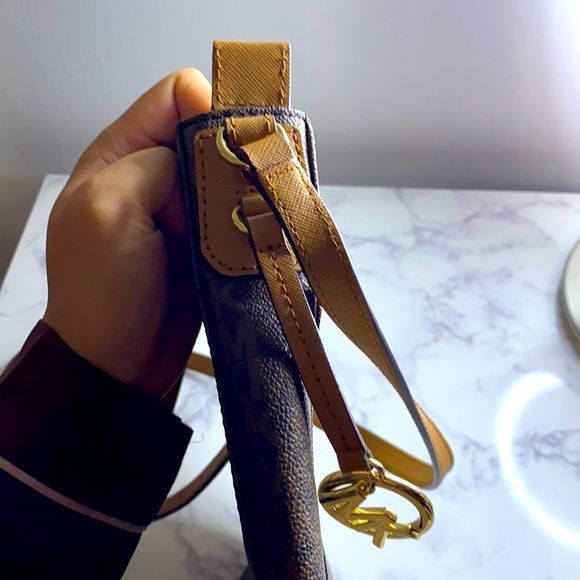 MICHAEL KORS JET SET TRAVEL MESSENGER BAG - Picture 6 of 13